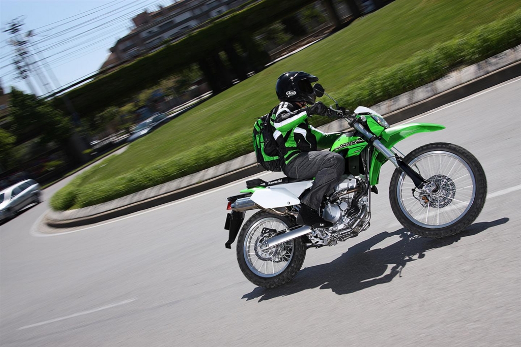 Kawasaki　オフロード　KLX250 カワサキからレーストラックでのパフォーマンスをさらに高めた